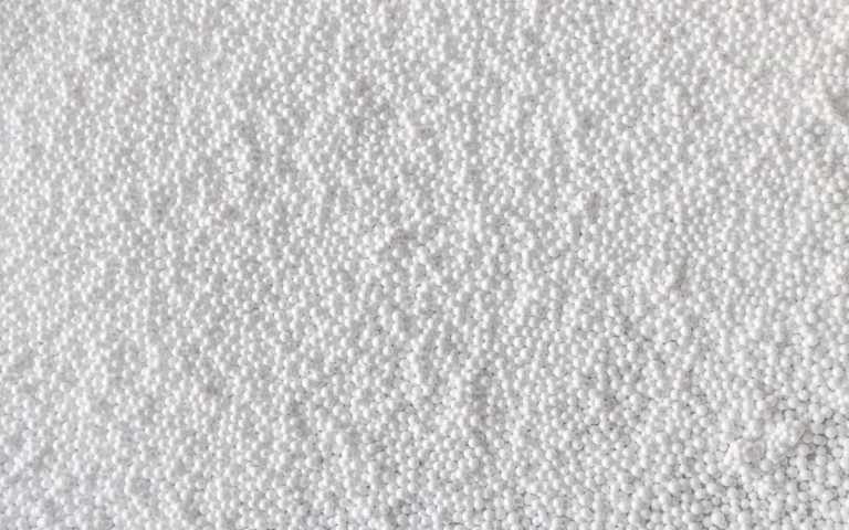 Gros plan sur des billes de polystyrène blanches servant au rembourrage
